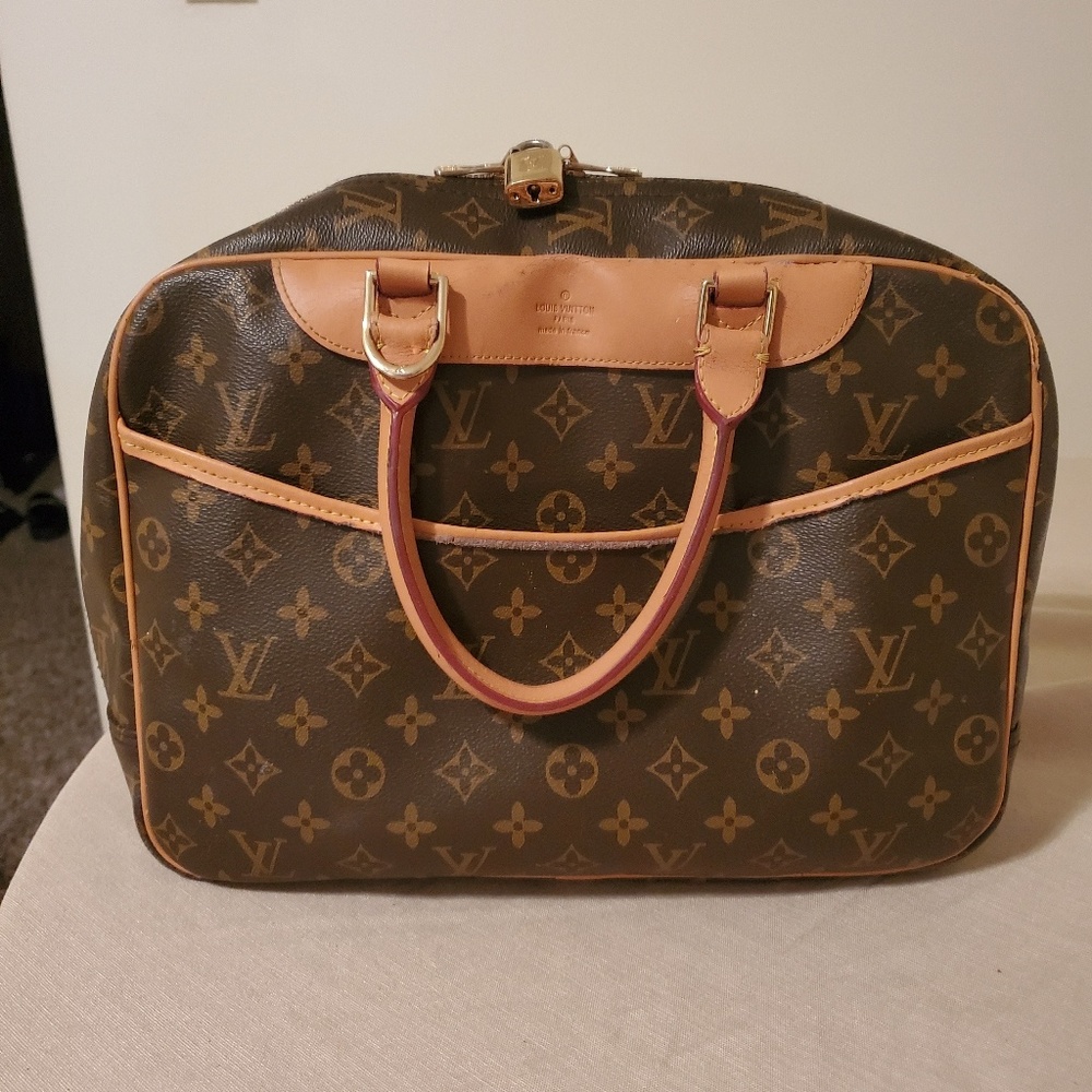 Louis Vuitton bag *no offers unless you bundle*